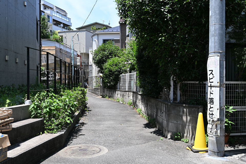 スピード落とせ