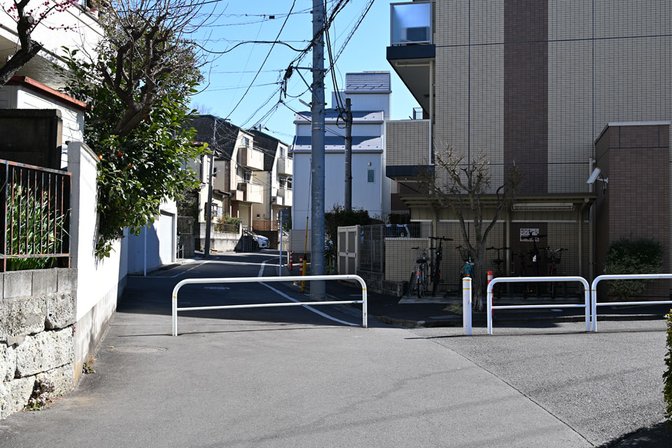 ガードレール車止め