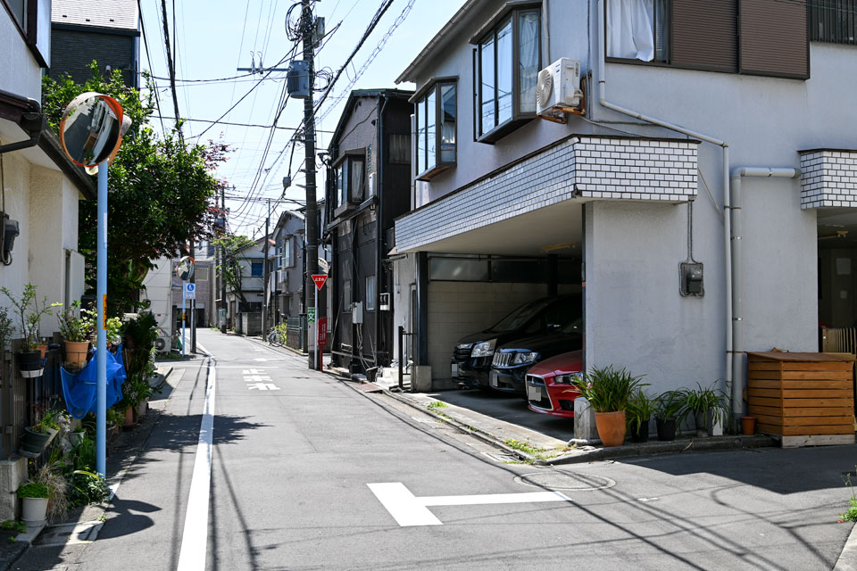 止まれ