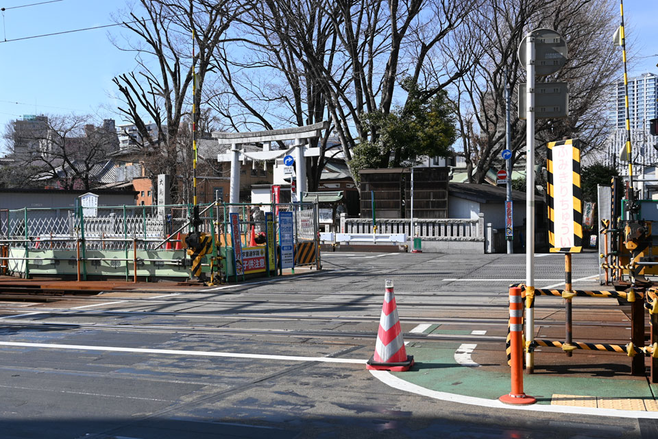 踏切と大鳥神社