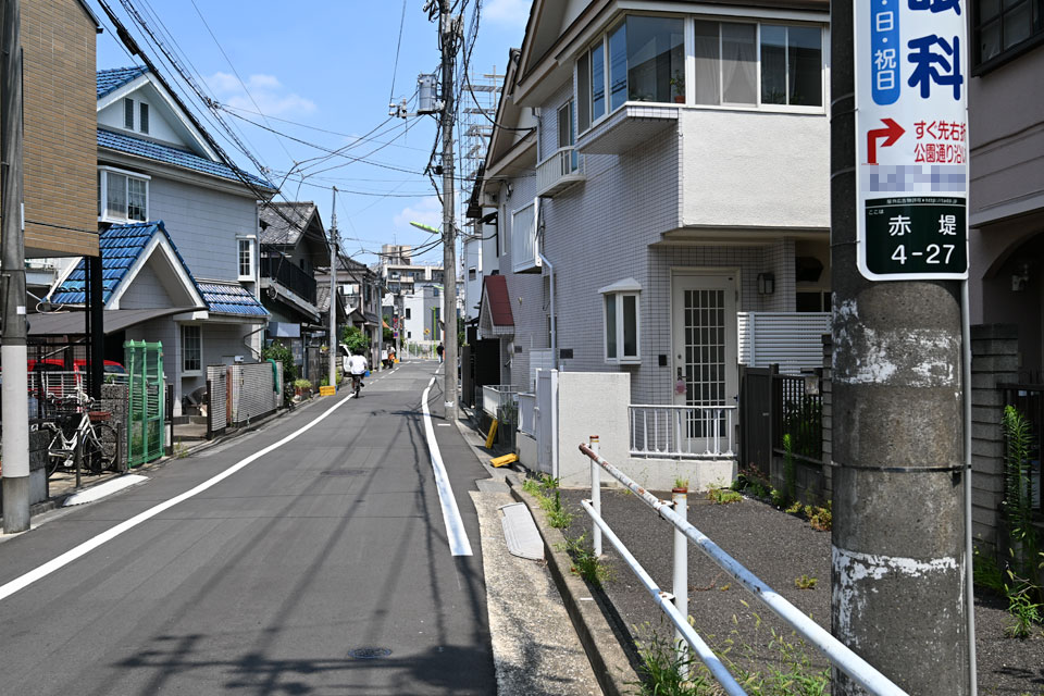 歩道とフェンス