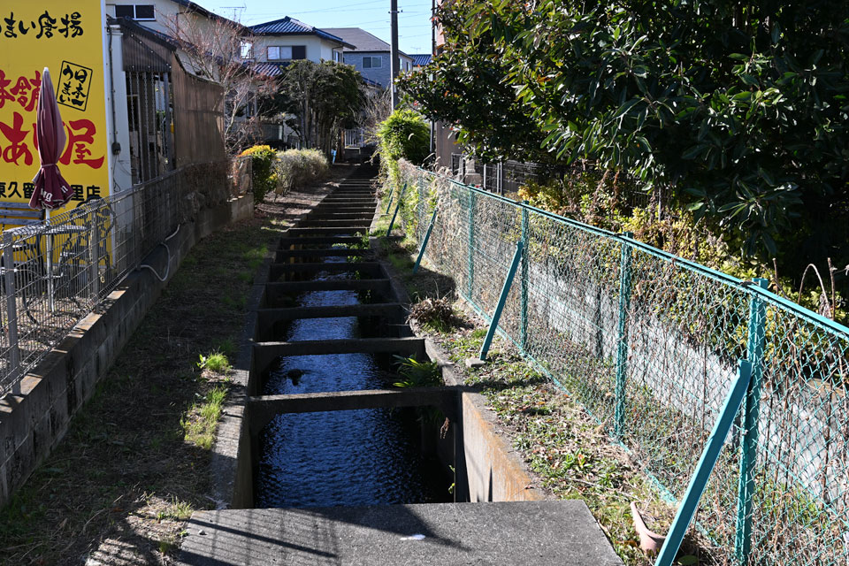 上流へ