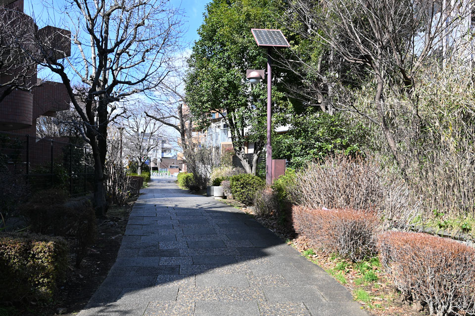 西へ