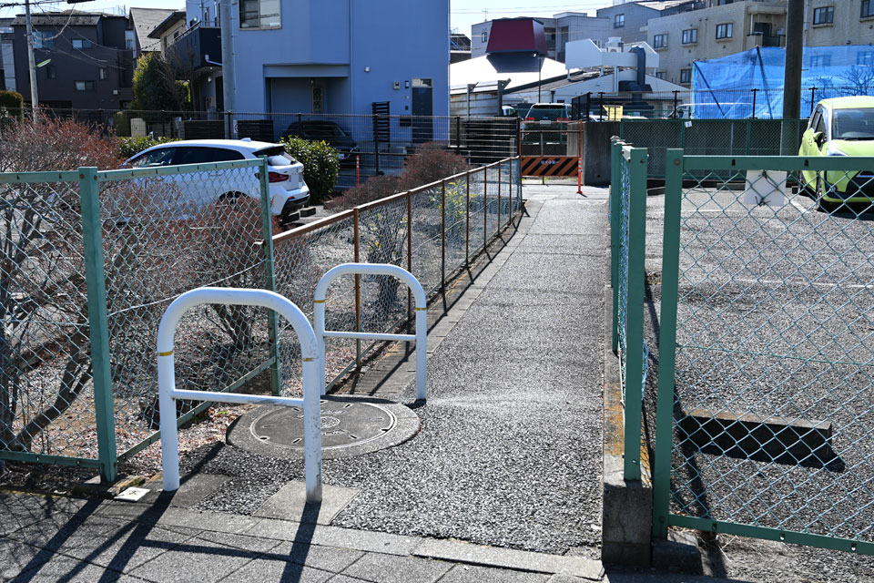 駐車場脇