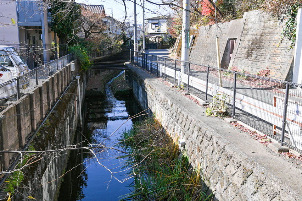 上流へ