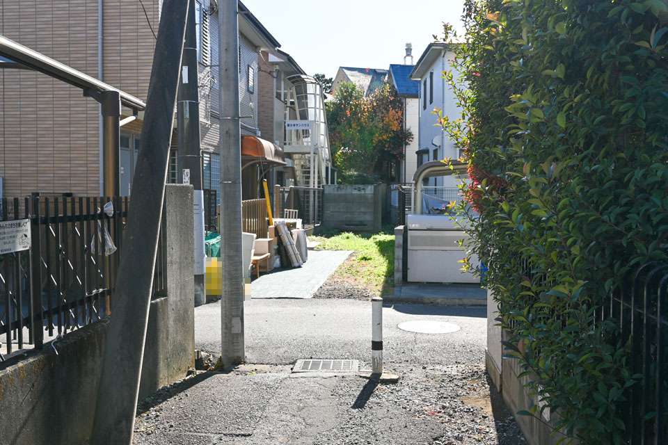 車止めと水路敷