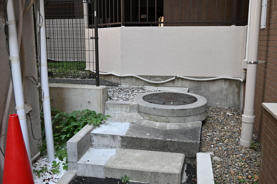 階段とマンホール
