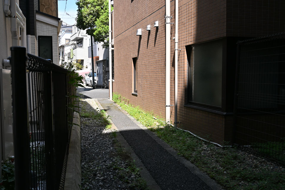 マンション脇