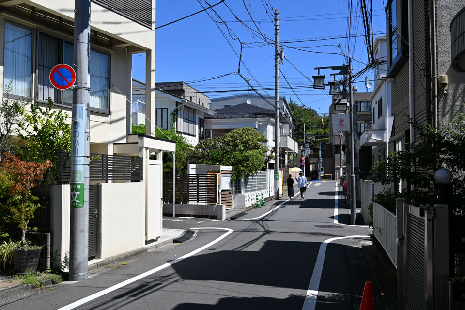 西から