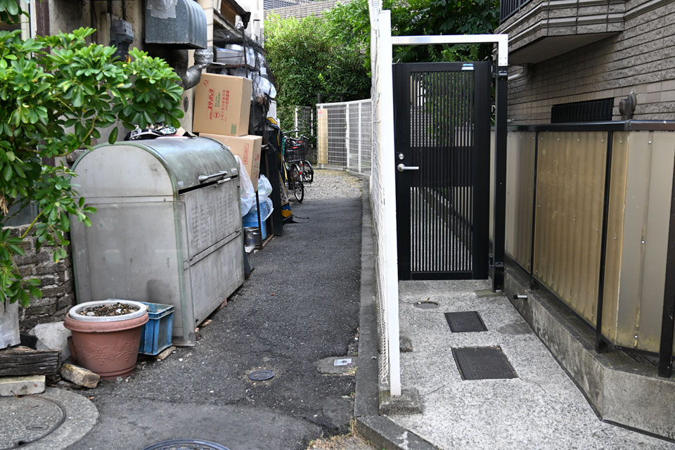 バックヤード