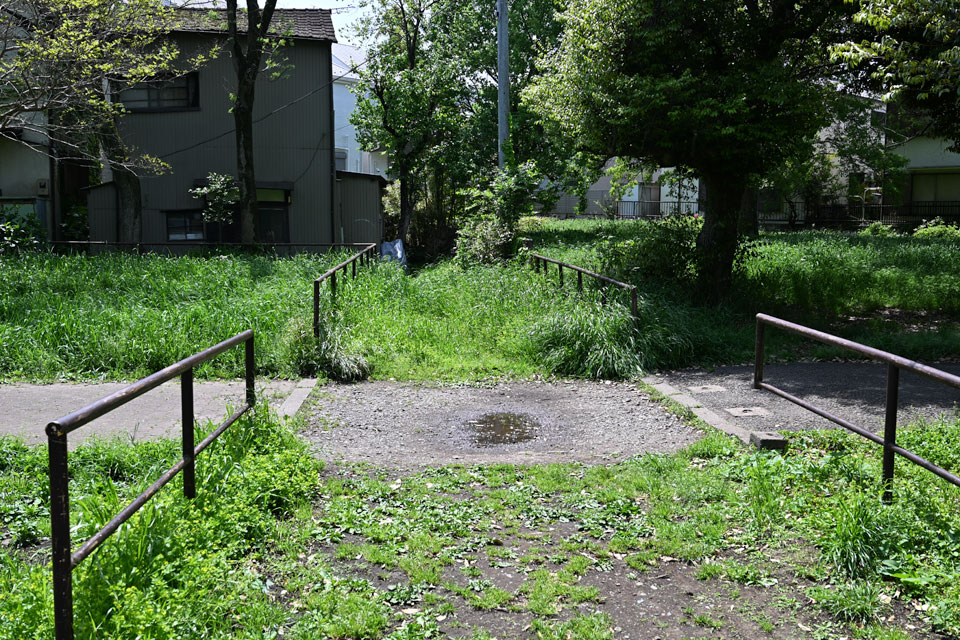公園内の水路敷