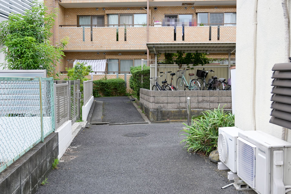車止めと細道