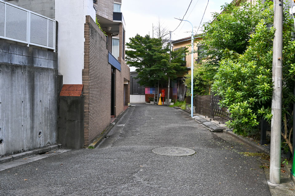 崖下