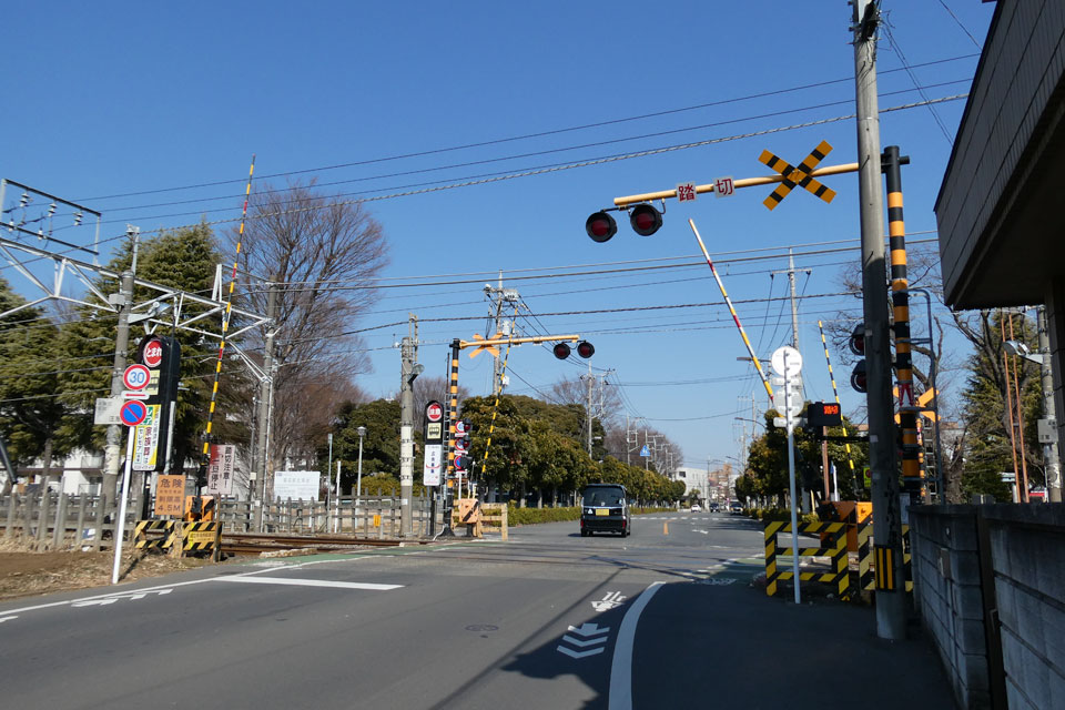 国立市役所前踏切