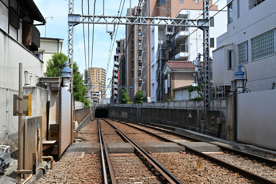 地下へ
