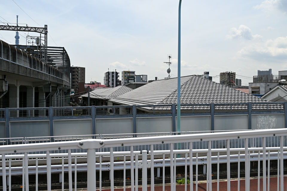 荒川駅と踏切