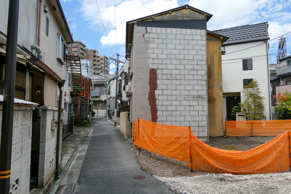 伊23