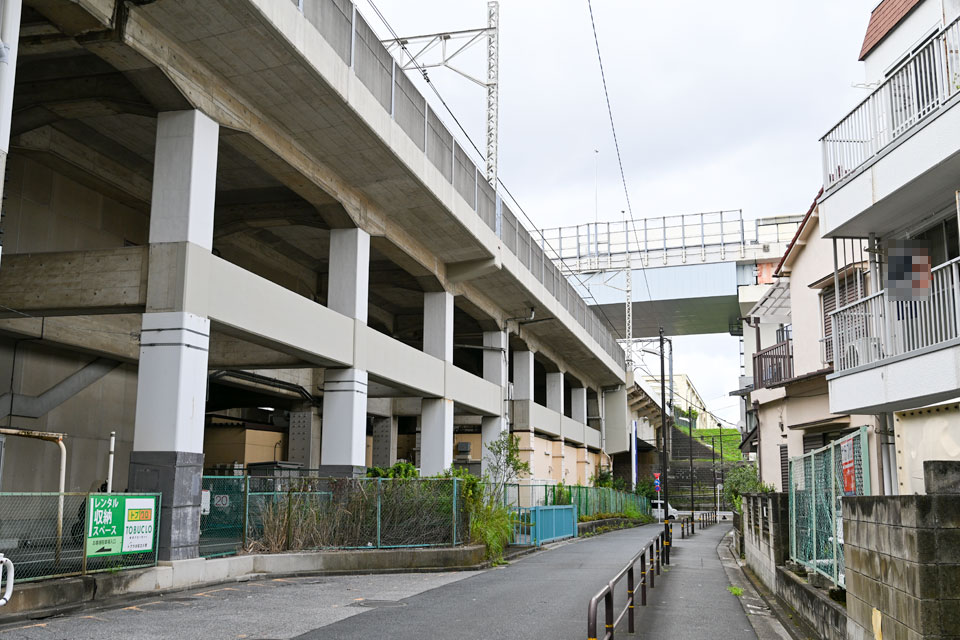 伊24
