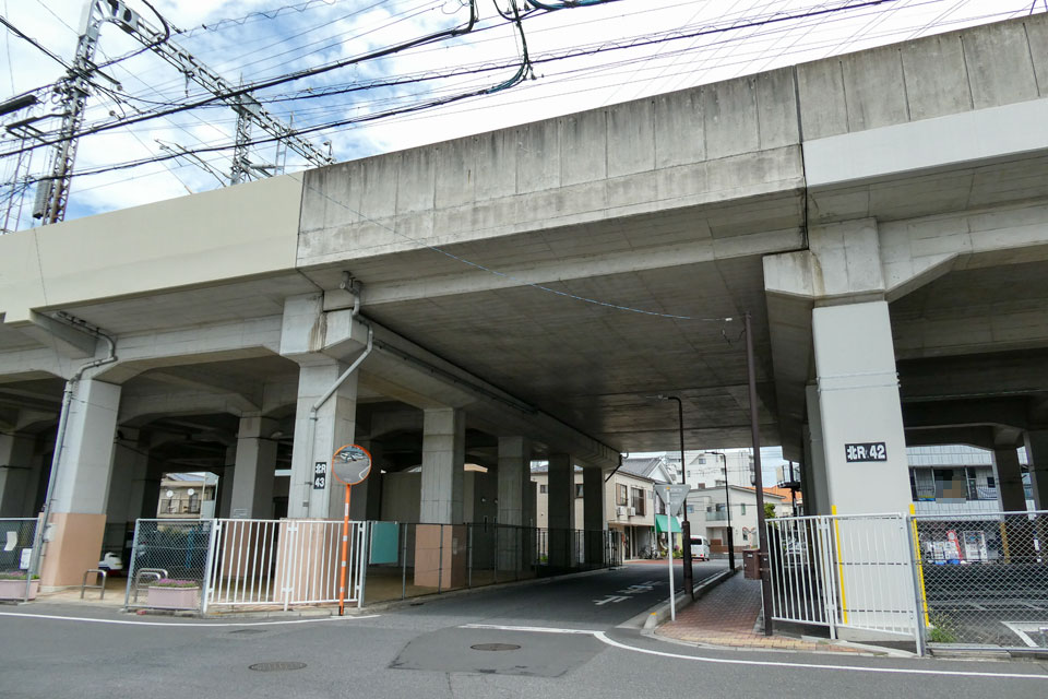 伊83