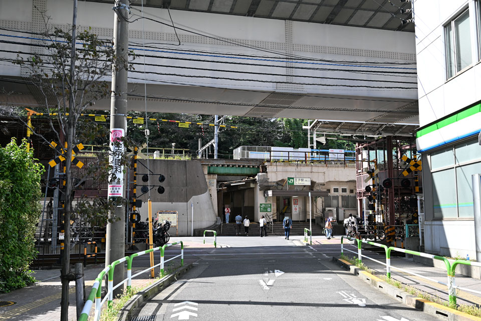 王子駅南口前踏切