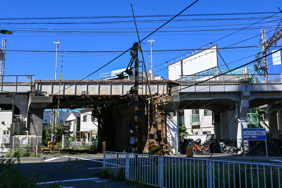 京成町屋駅前踏切