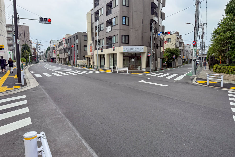 石神井庁舎前
